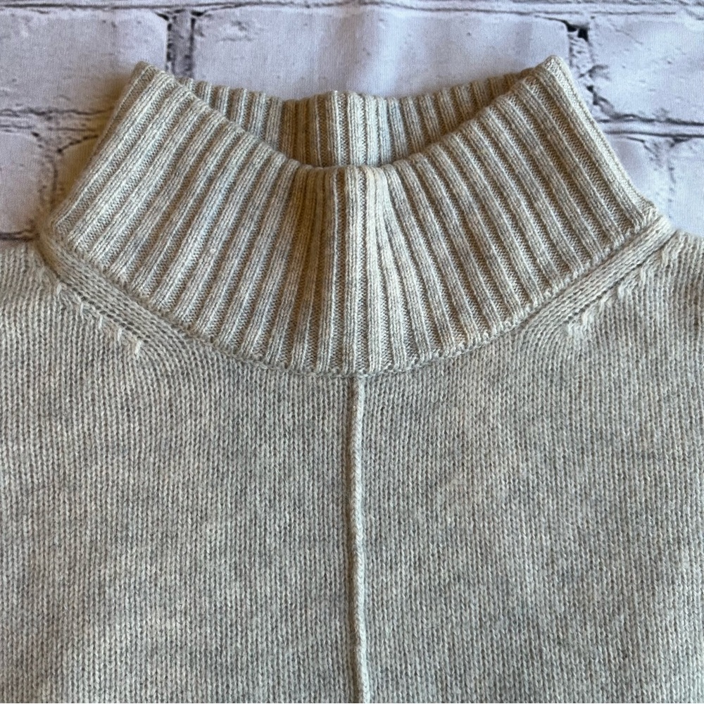 Saks Fifth Avenue 100% Cashmere Sweater Womens Large Gray Neural Quiet Luxury - Picture 2 of 16